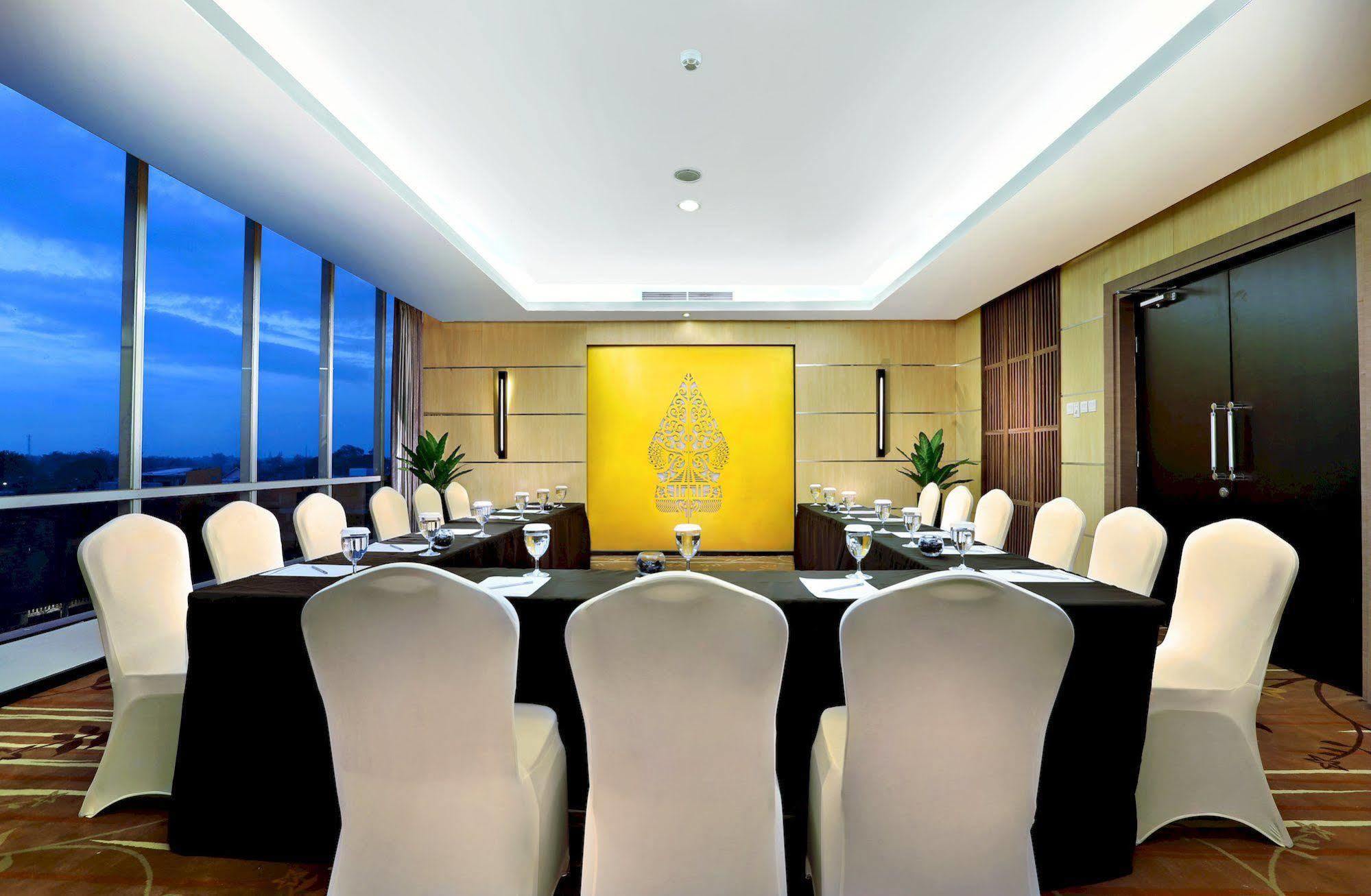 Aston Madiun Hotel & Conference Center Extérieur photo